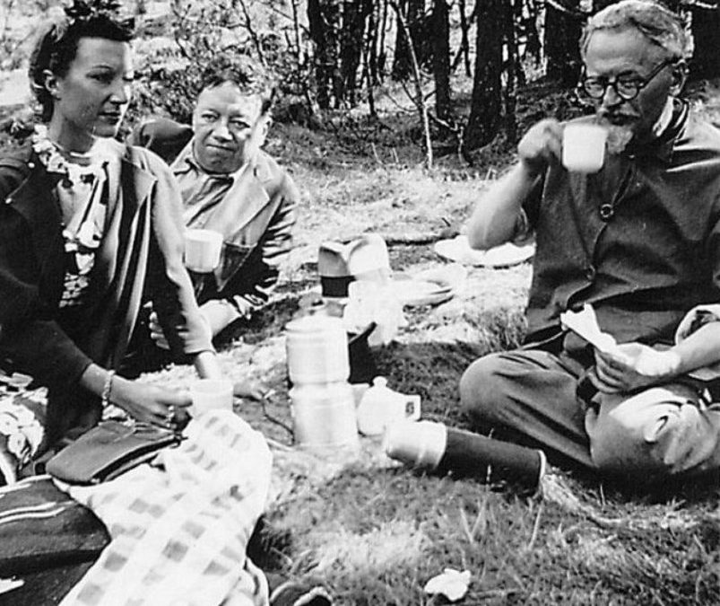 Leon Trotsky and friend’s picnic in Mexico City (1938)